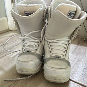 32 Snowboarding boots
